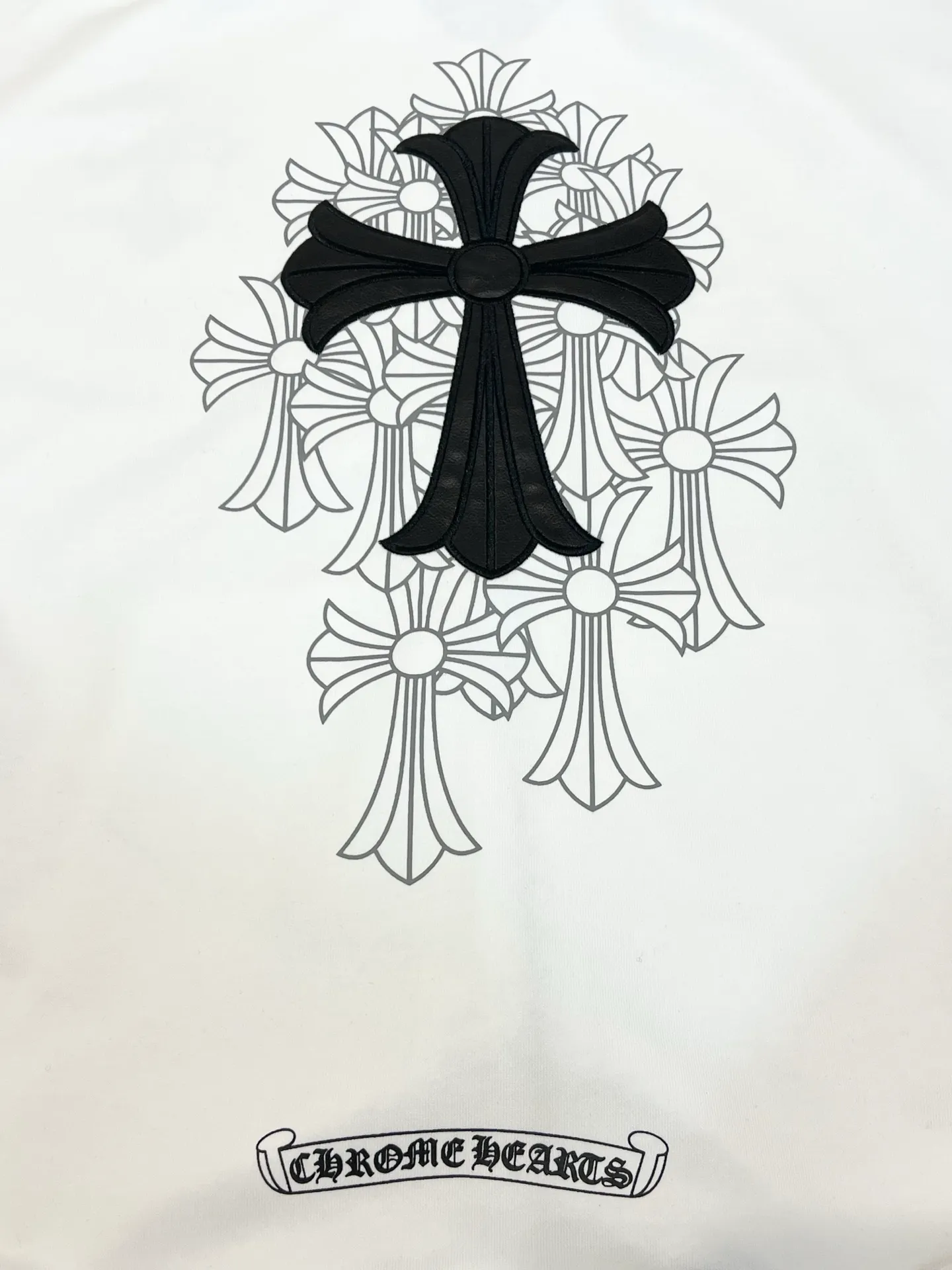 P360 Size: S/M/L/XL White/Black Unisex Chrome hearts ❤️Embroidered cross sweatshirt zipper jacket, comfortable and soft fabric, casual and comfortable to wear. The body is embellished with Sanskrit printing of the brand, which adds highlights to the solid color. The loose fit gives people a versatile feeling, and the upper body effect is also very strong. It is a super good-looking one. ⚠️Washing method: Please wrap pure cotton products in a laundry bag on the back for quick machine washing in cold water! ! Do not soak/wash in warm water!